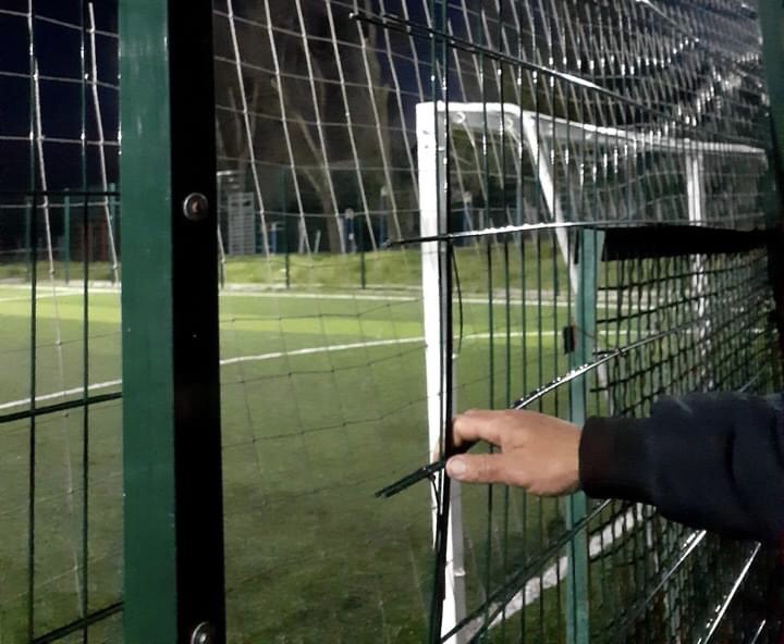 На современном футбольном поле в Запорожском районе наследили вандалы: разыскиваются очевидцы (ФОТО)