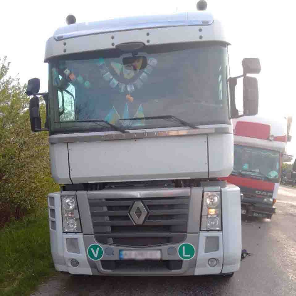 ОБНОВЛЕНО. На запорожской трассе произошло столкновение двух грузовиков: погиб водитель (ФОТО)