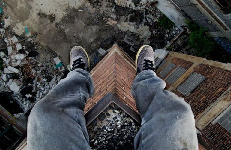 В Запорожье на Пасху мужчина хотел спрыгнуть с 16 этажа (ФОТО)