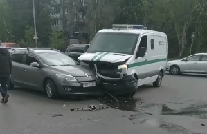 В Запорожье инкассаторское авто попало в ДТП: момент столкновения (ВИДЕО)