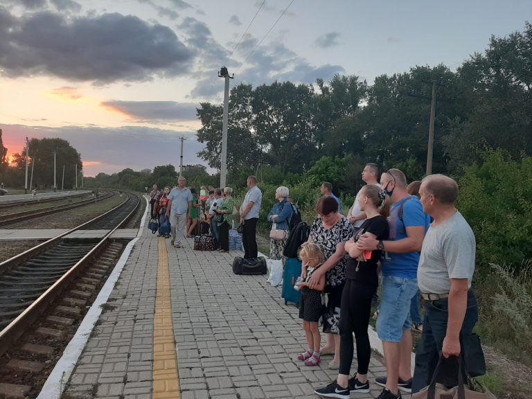 На железнодорожной станции в Запорожской области поезда объявляют на русском: местные жители возмущены
