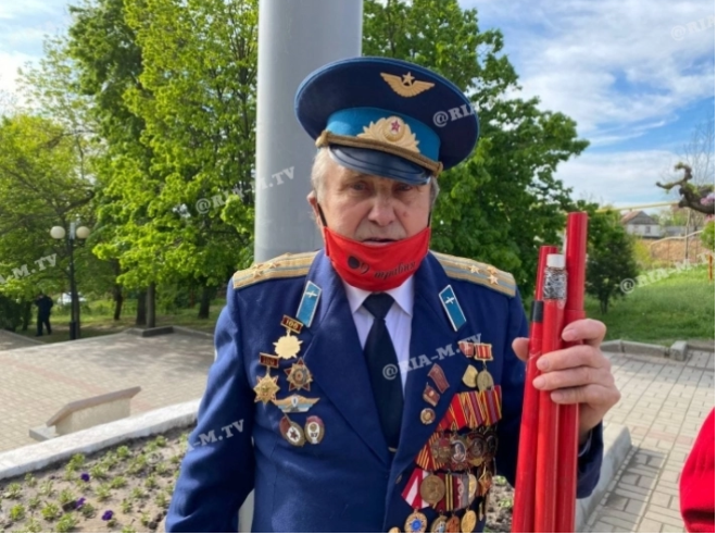 В Запорожской области задержали пенсионера, который пришел с красным флагом на празднование Дня Победы (ФОТО)