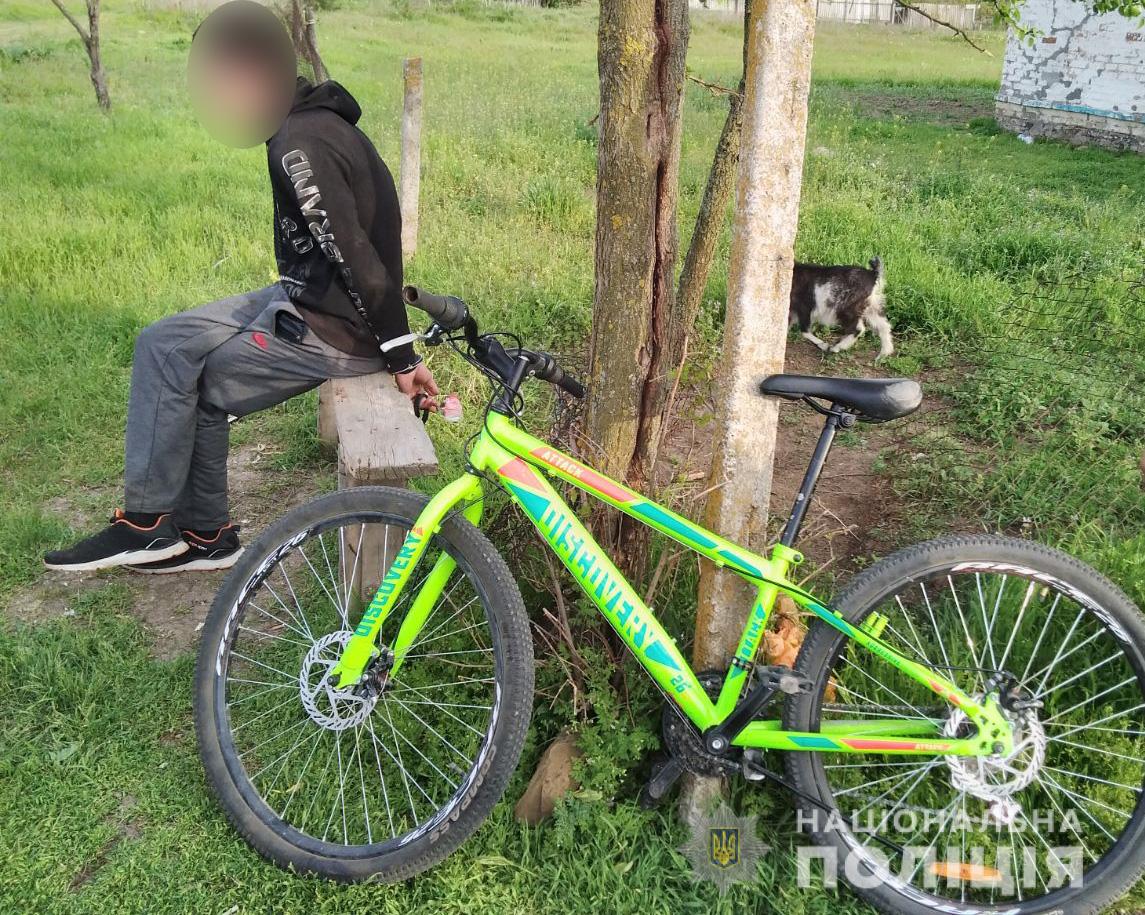 В Запорожской области пьяный мужчина угнал велосипед второклассника на глазах у школьников (ФОТО)