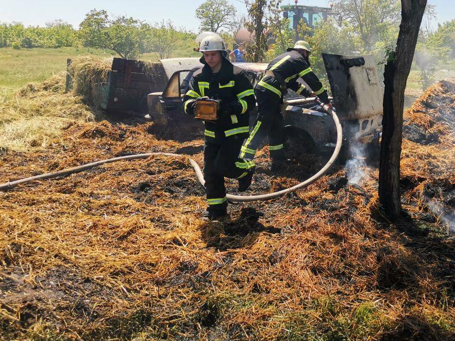 В Запорожской области дотла сгорел автомобиль: спасатели сообщили подробности (ФОТО)