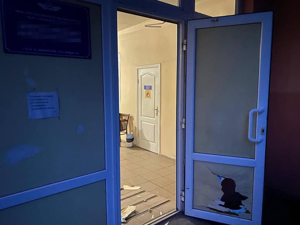В Запорожской области 26-летний мужчина разбил входную дверь автостанции (ФОТО)