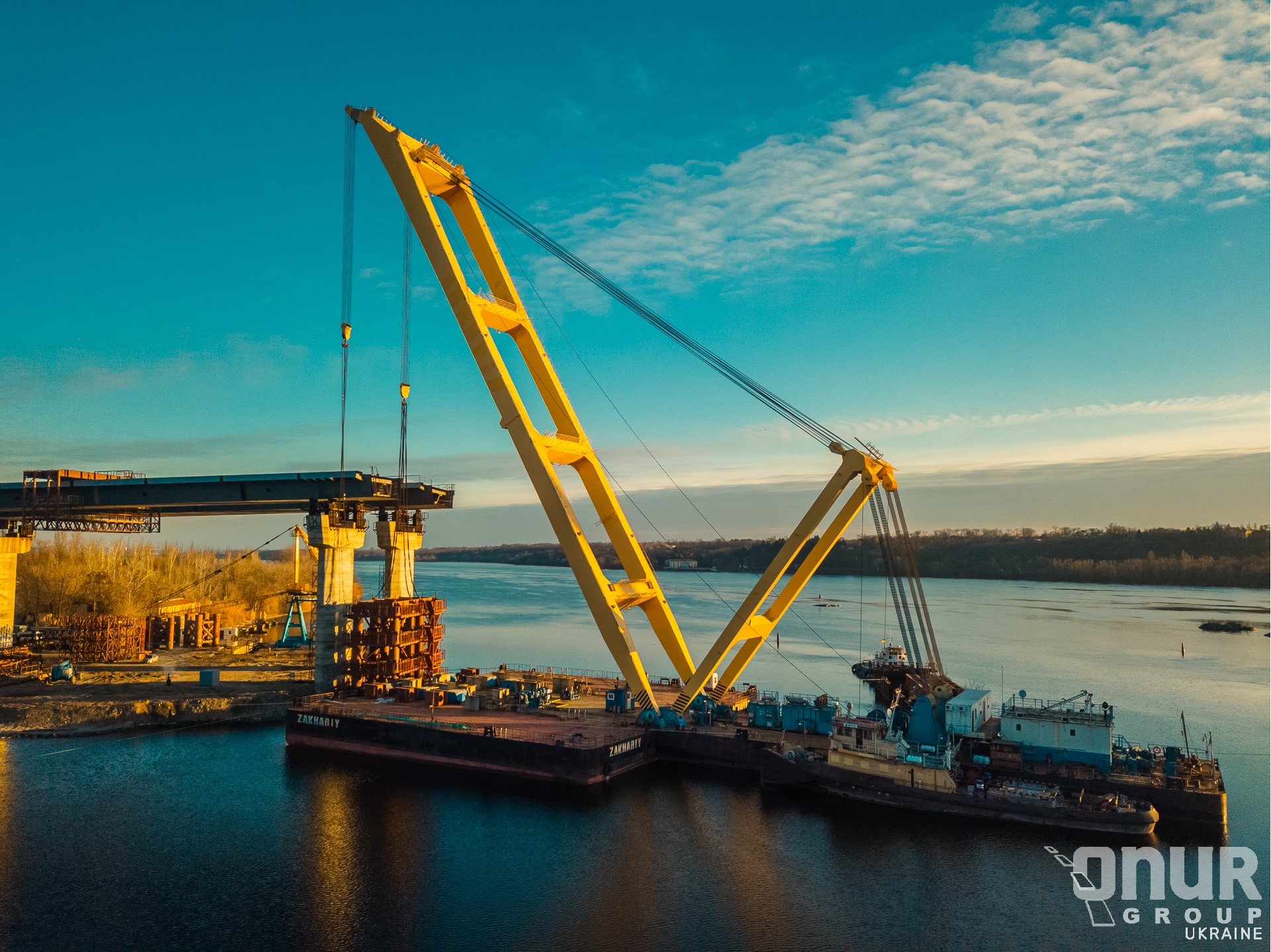 Плавкран «Захарий», задействованный на строительстве мостов, возвращается в Запорожье