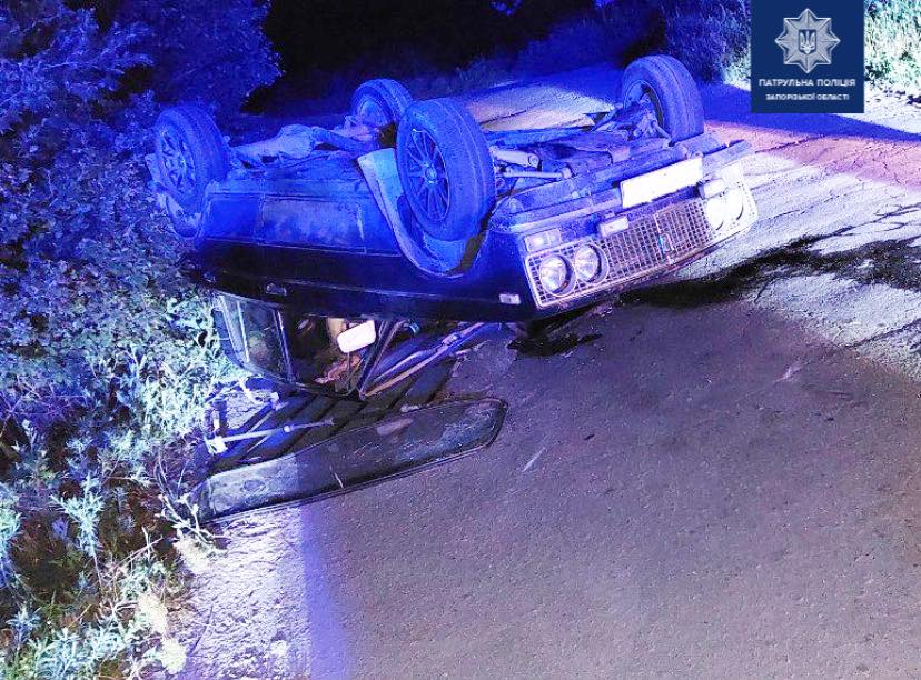 В Запорожье пьяный водитель решил совершить маневр, но устроил ДТП, перевернув свою машину на крышу (ФОТО)