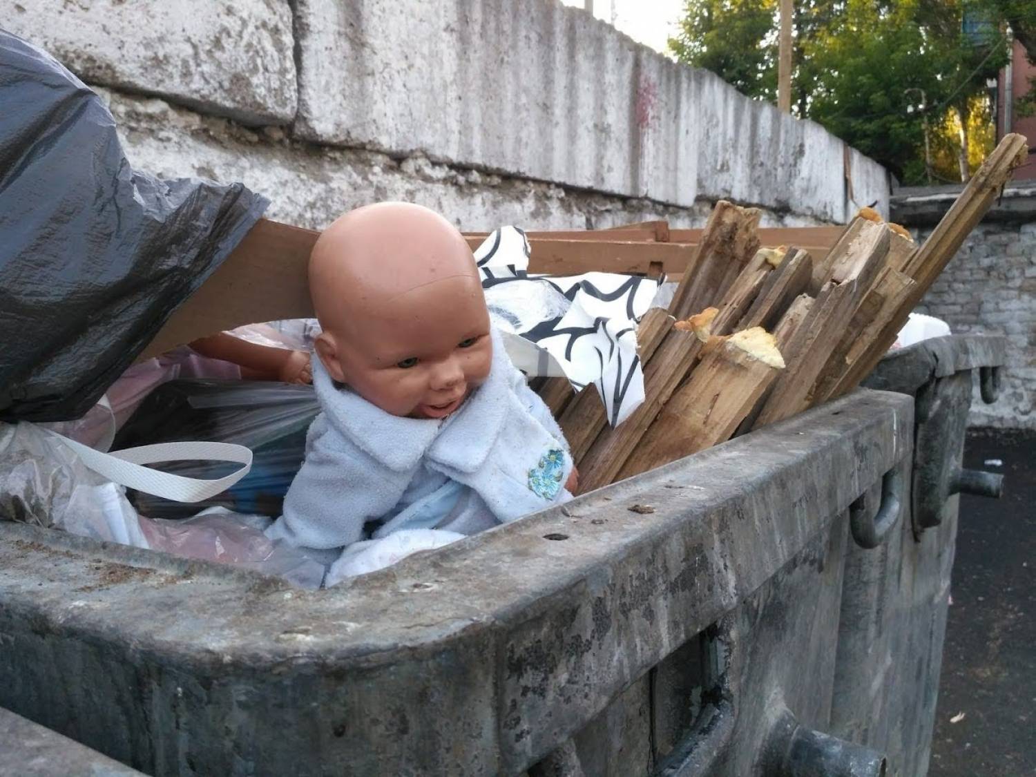 В Запорожской области среди бездомных обнаружили маленького мальчика (ФОТО)