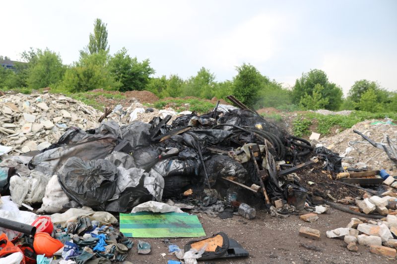 Свалка опасных отходов в районе запорожской «Промзоны»: экокомиссия обратится в правоохранительные органы (ФОТО)
