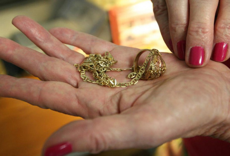 В Бердянске злоумышленница под предлогом снятия порчи завладела деньгами и золотыми кольцами пожилой женщины