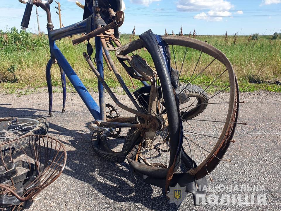 В Запорожской области грузовой автомобиль насмерть сбил велосипедиста: разыскиваются очевидцы (ФОТО)