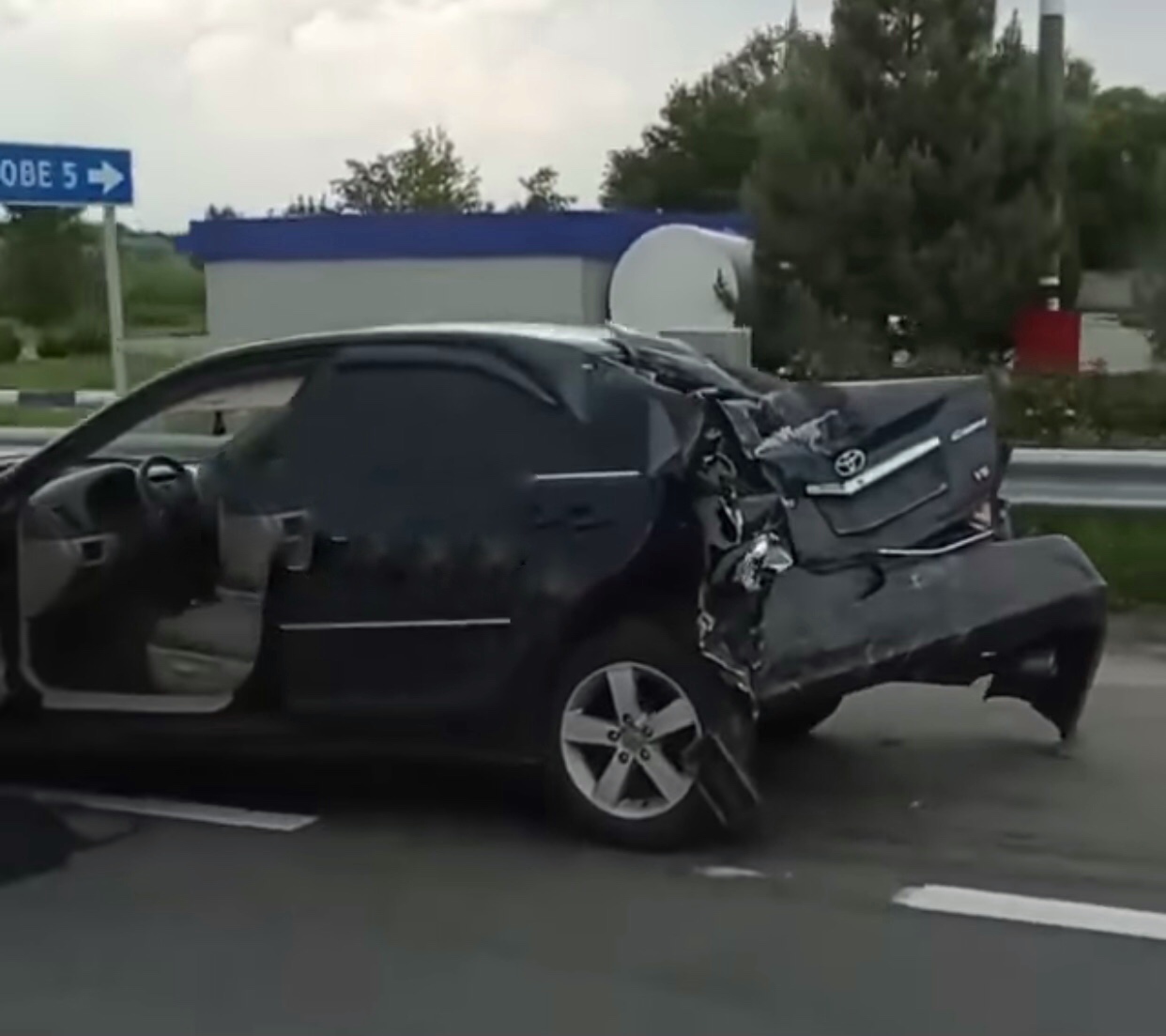 На запорожской трассе столкнулись 3 легковых авто и грузовик: двое пострадавших (ВИДЕО)