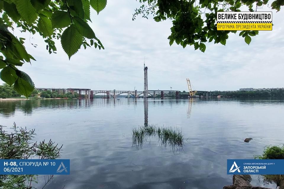 Мостостроители в Запорожье соединили пилон вантового моста с левым берегом реки Днепр (ФОТО)