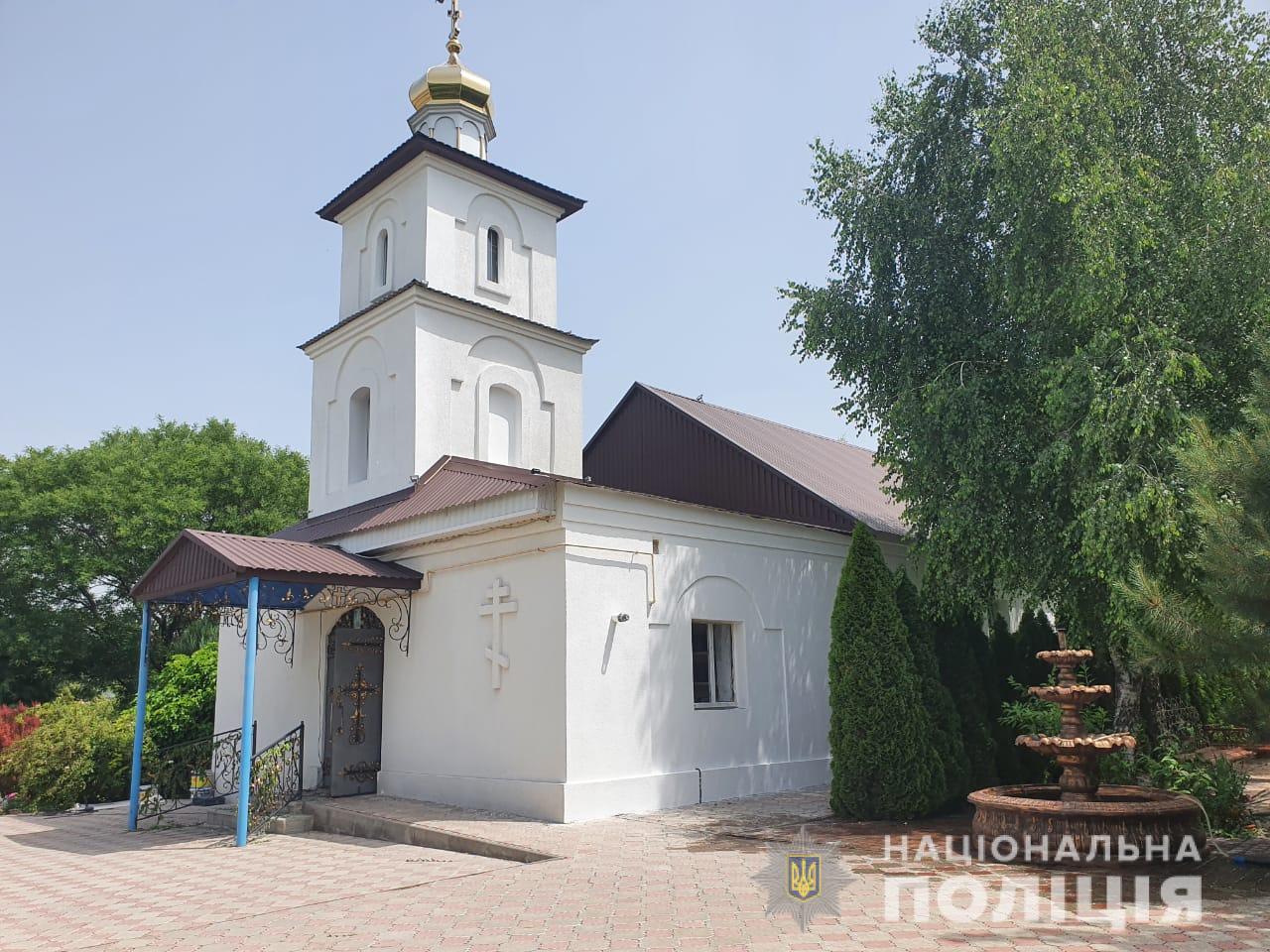 Крест, магнитолу, стабилизатор напряжения: в Запорожской области обокрали храм (ФОТО)