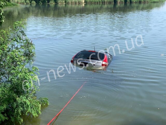 В Запорожской области автомобиль скатился в воду на глубину (ФОТО)