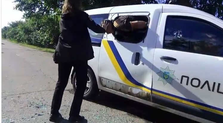 В Запорожской области пьяный мужчина разбил головой стекло в служебной машине и пытался сбежать от полиции (ФОТО)