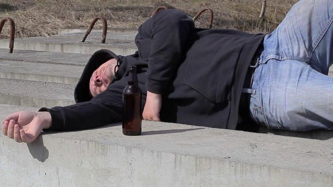 В Запорожской области пьяный мужчина уснул на крыше: собутыльники подрались, когда пытались его разбудить (ФОТО)