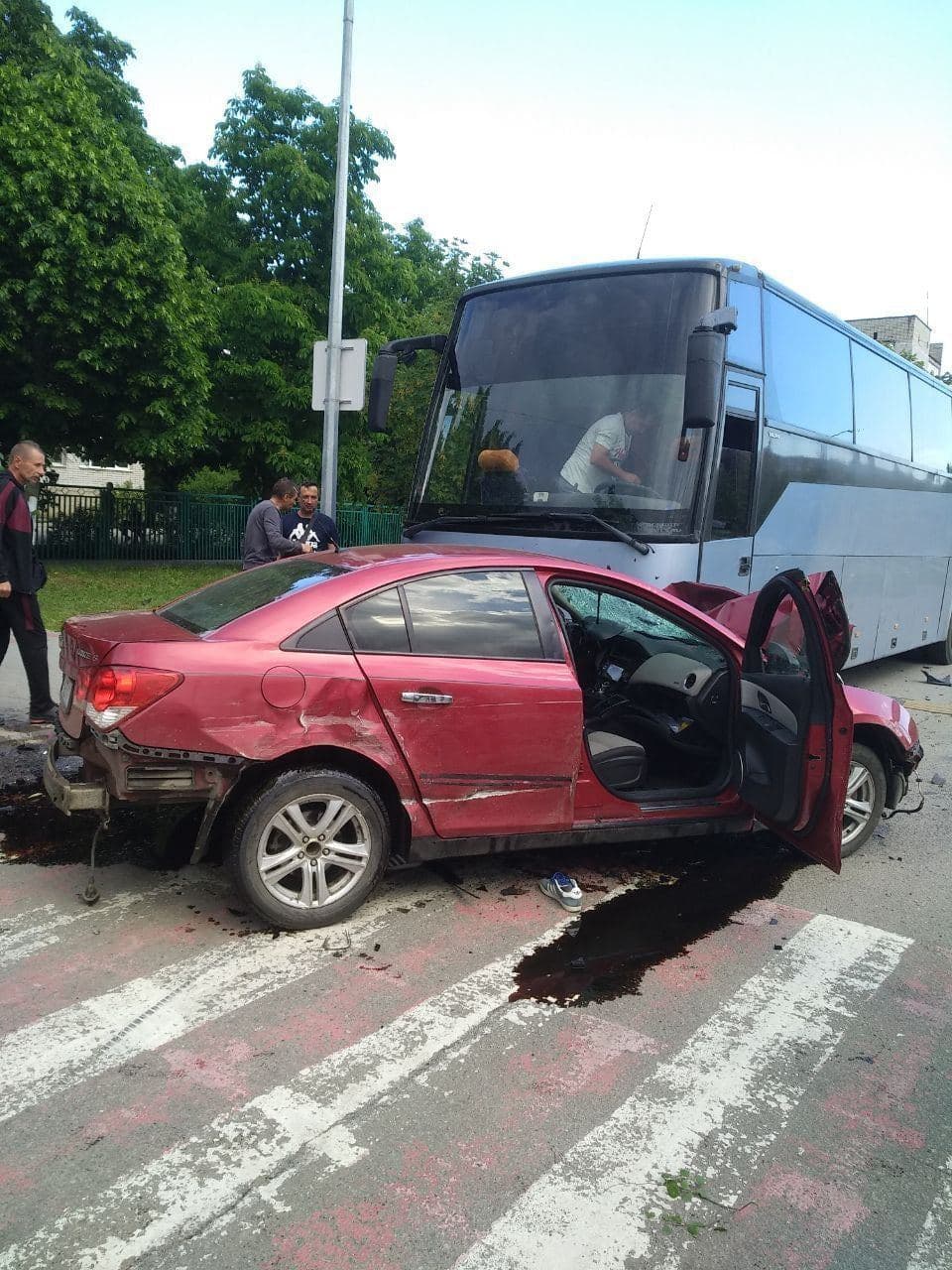 Травмы, причины ДТП, фото: новые подробности аварии в Приморске, где легковушка врезалась в автобус