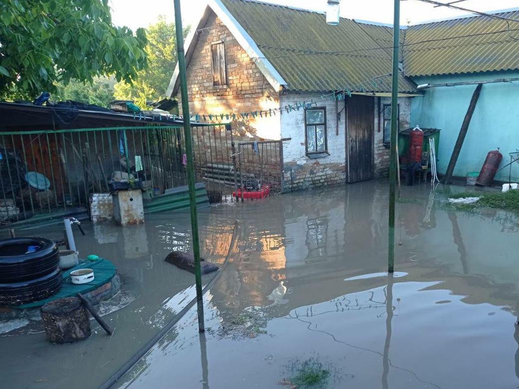 Затопленные дома, подвал в больнице, застрявшее в воде авто: спасатели ликвидировали последствия непогоды в Мелитополе (ФОТО, ВИДЕО)