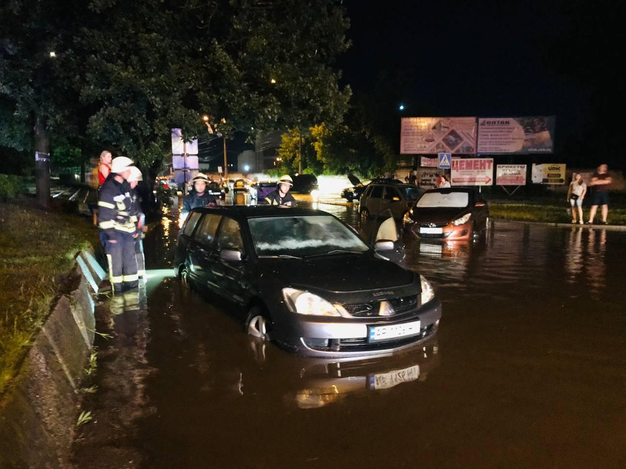 Запорожские спасатели вытащили из воды 8 легковушек и ликвидировали подтопление подвала в доме (ФОТО)