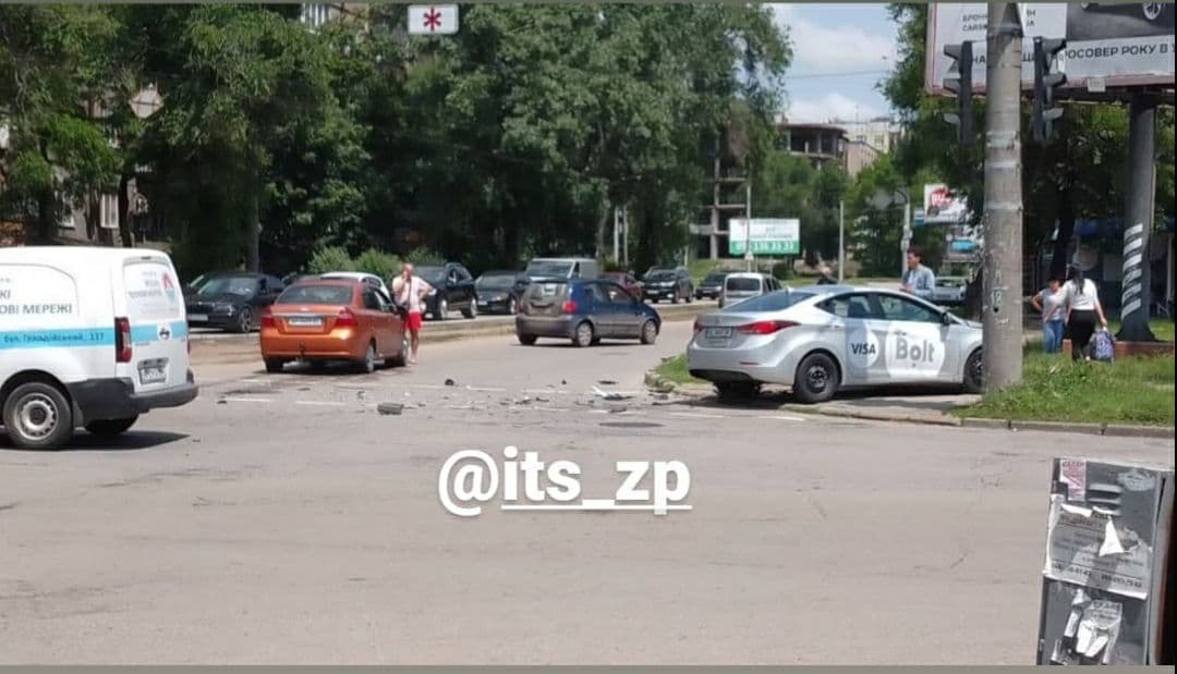 В Запорожье столкнулись два авто, которые чуть не задавили пешехода (ФОТО, ВИДЕО)