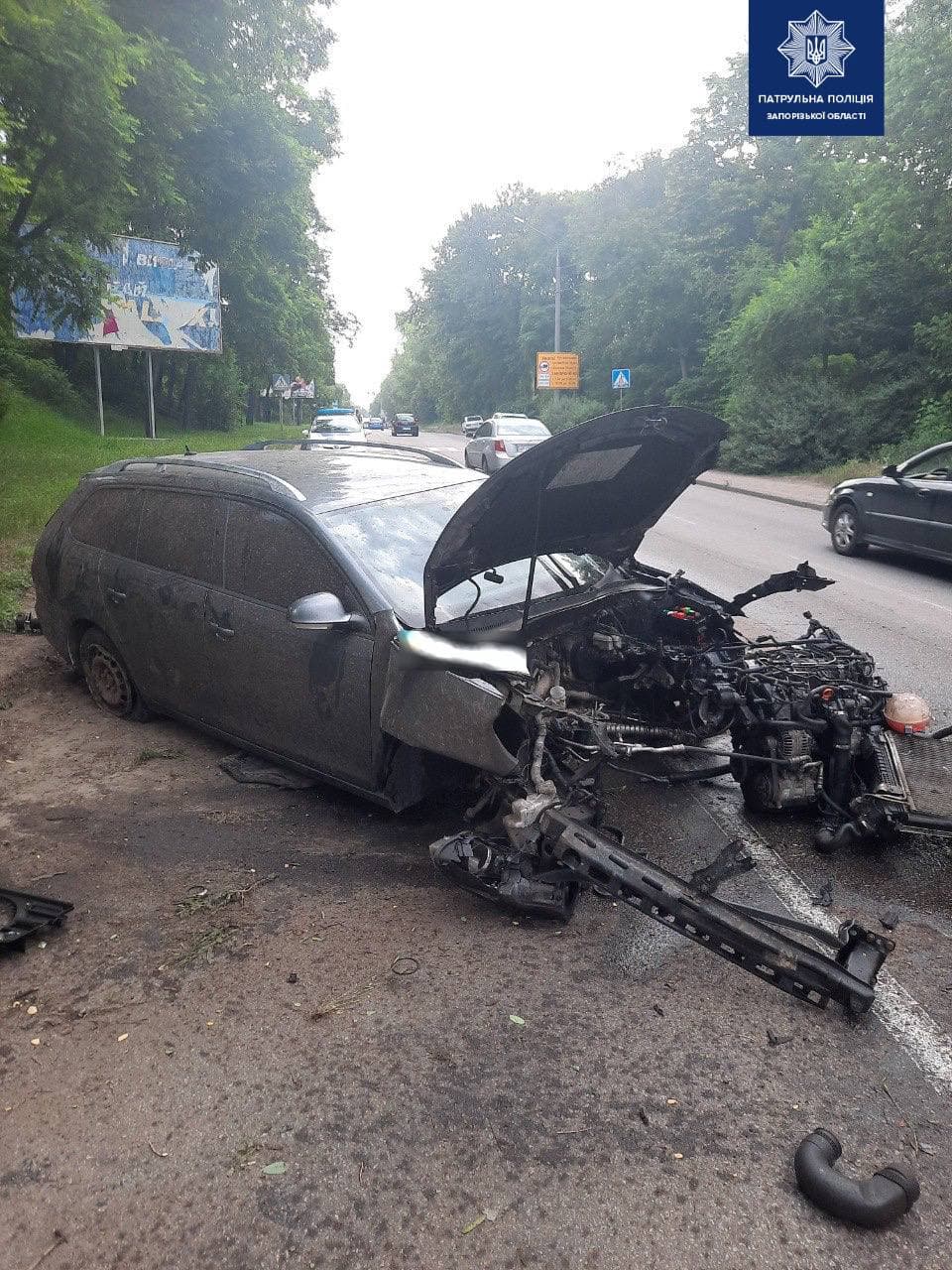 В Запорожье произошло серьезное ДТП: автомобиль от удара разорвало (ФОТО, ВИДЕО)