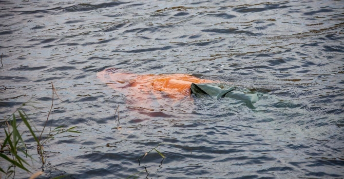 В акватории Балабинского залива местные жители нашли тело утонувшего мужчины