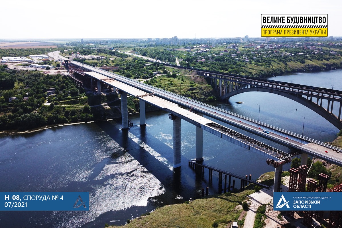 На запорожском мосту строители выполняют завершающий этап работ (ФОТО)