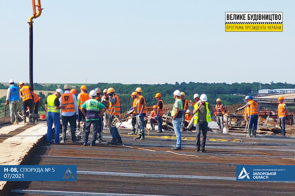 На балочном мосту в Запорожье завершили бетонирование четвертой захватки (ФОТО)