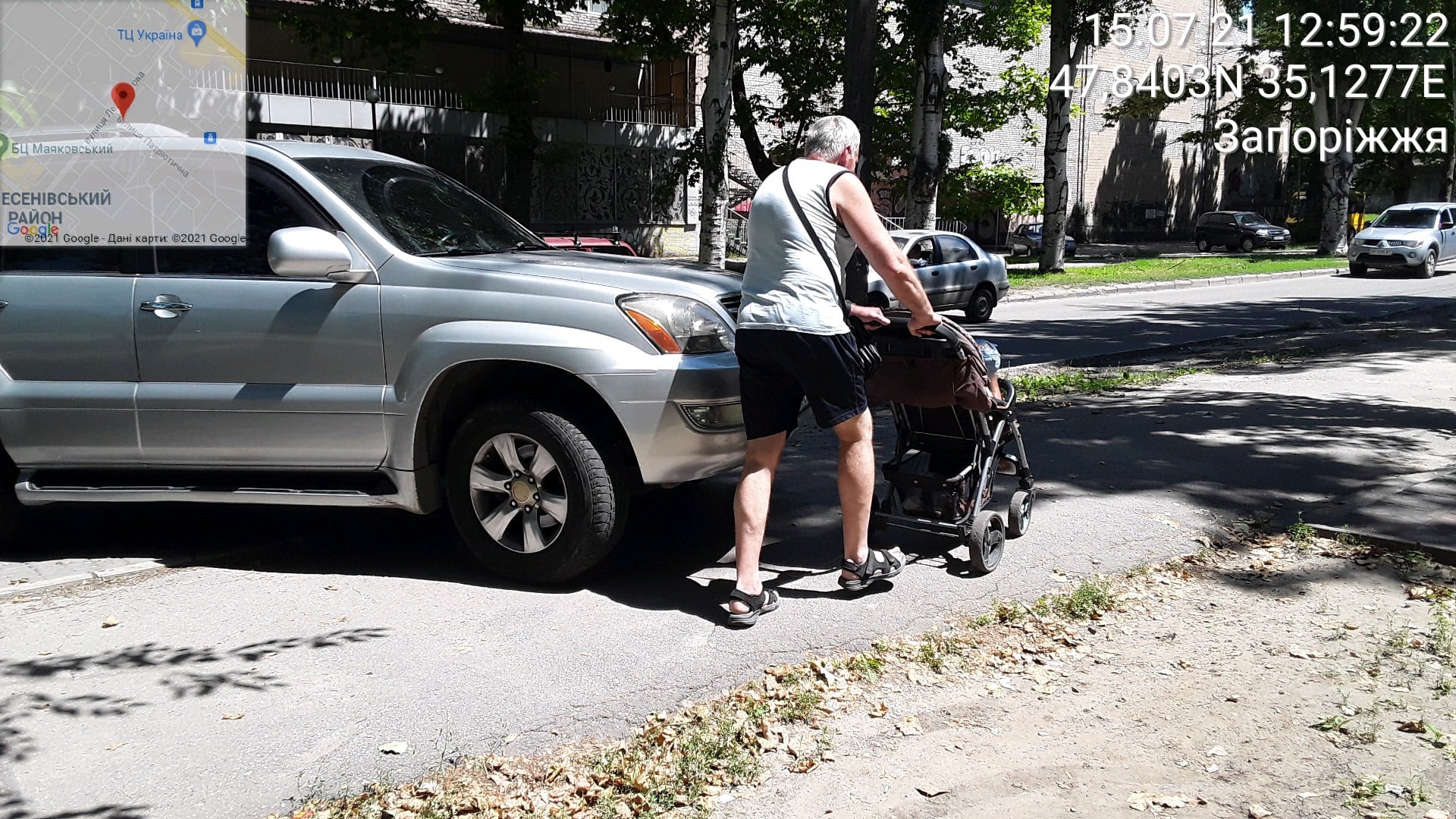 В Запорожье оштрафовали нарушителя на “Лексусе”, заблокировавшего проход по тротуару (ФОТО)