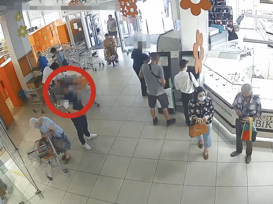 В запорожском супермаркете на Космосе парень у банкомата выследил женщину и напал на нее: злоумышленник попал на камеры видеонаблюдения (ФОТО, ВИДЕО)