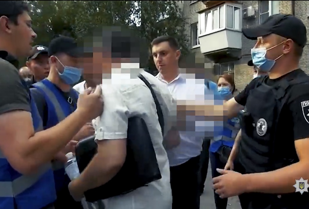 В Запорожье нарушитель карантина нанес травму ещё одному полицейскому (ВИДЕО)