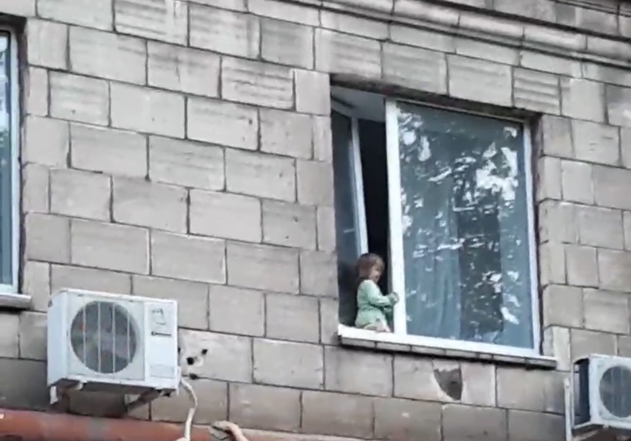 В Запорожье спасли маленькую девочку, которая могла упасть со второго этажа (ВИДЕО)