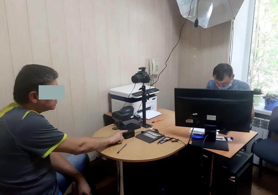 В Бердянске нелегально проживал гражданин РФ: его принудительно вернули обратно (ФОТО)