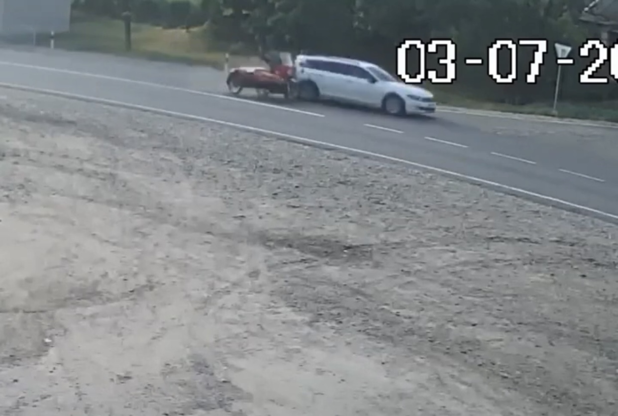 Камера видеонаблюдения зафиксировала момент ДТП с мотоциклом на трассе Васильевка-Бердянск (ВИДЕО)