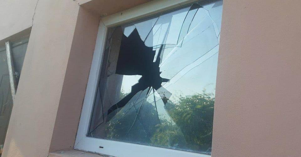 В Запорожье двое мужчин пытались проникнуть в чужой дом, разбив окно камнем (ФОТО)