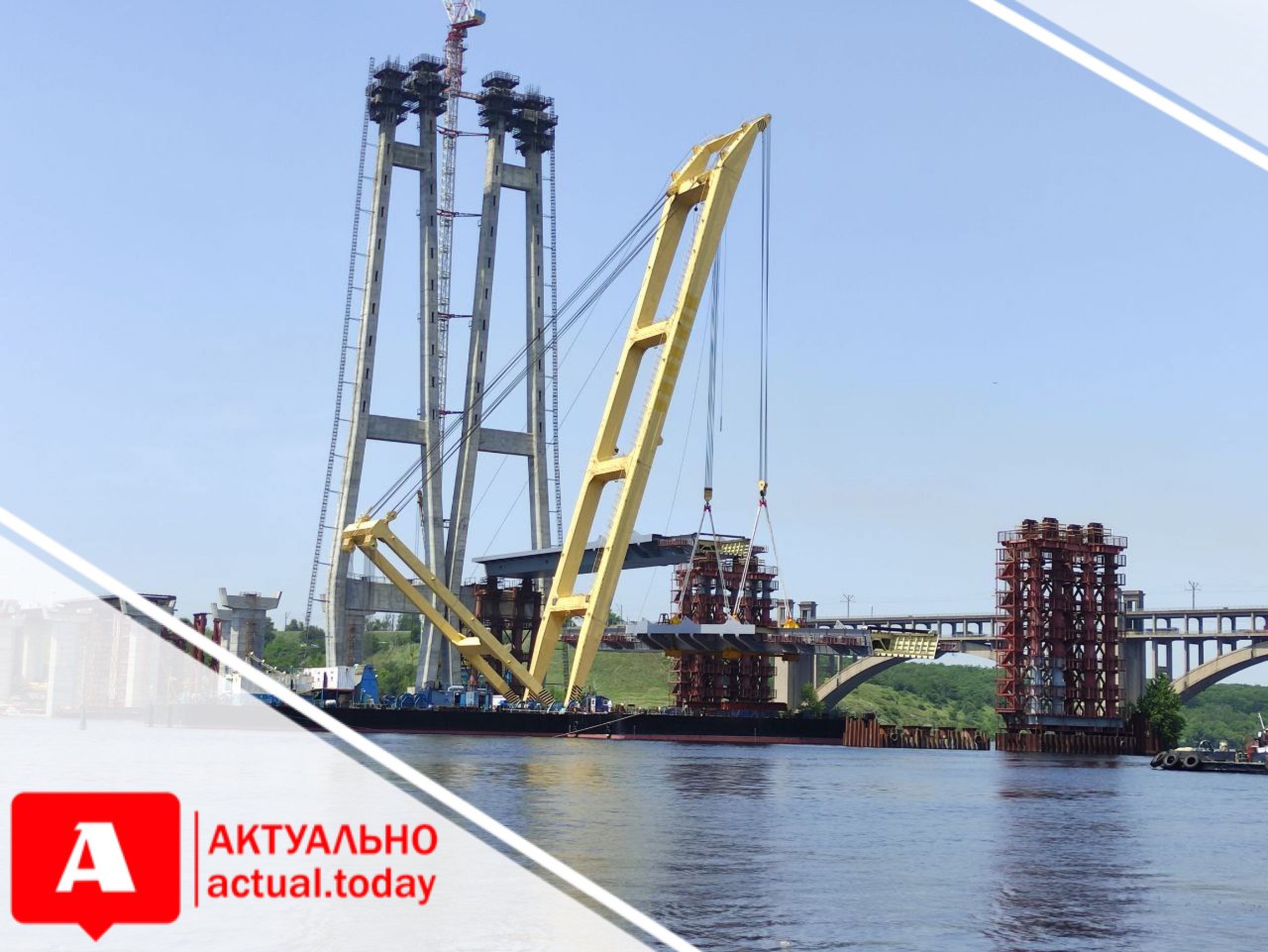 На верховой части запорожского моста-долгостроя уже установлены все временные опоры (ФОТО)
