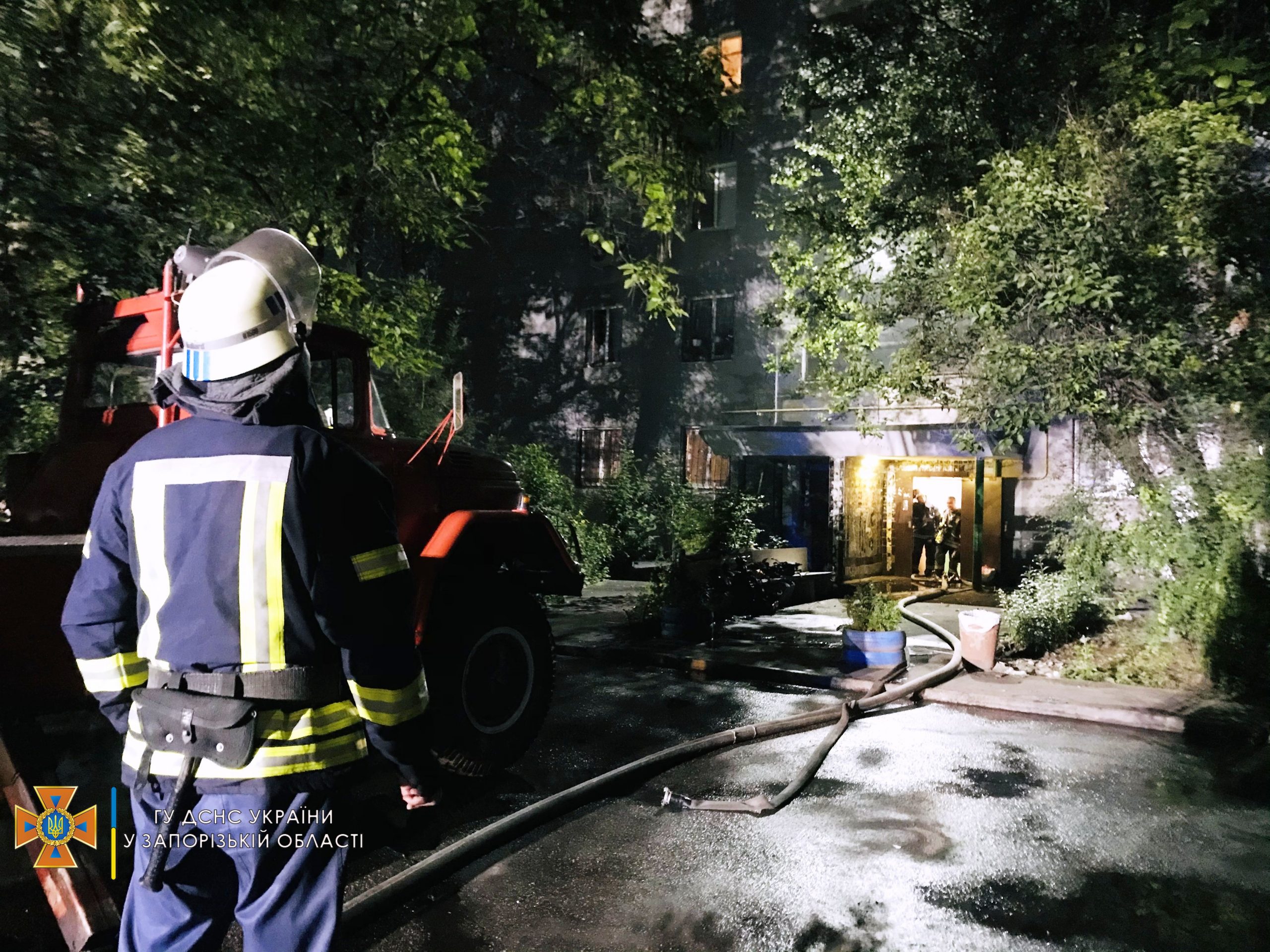 В Запорожье из-за зажженной свечи загорелась квартира: женщина травмировалась, двоих детей эвакуировали (ВИДЕО, ФОТО)