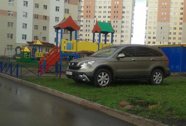 В Запорожье автолюбители припарковали свои авто на детской площадке: как их наказали