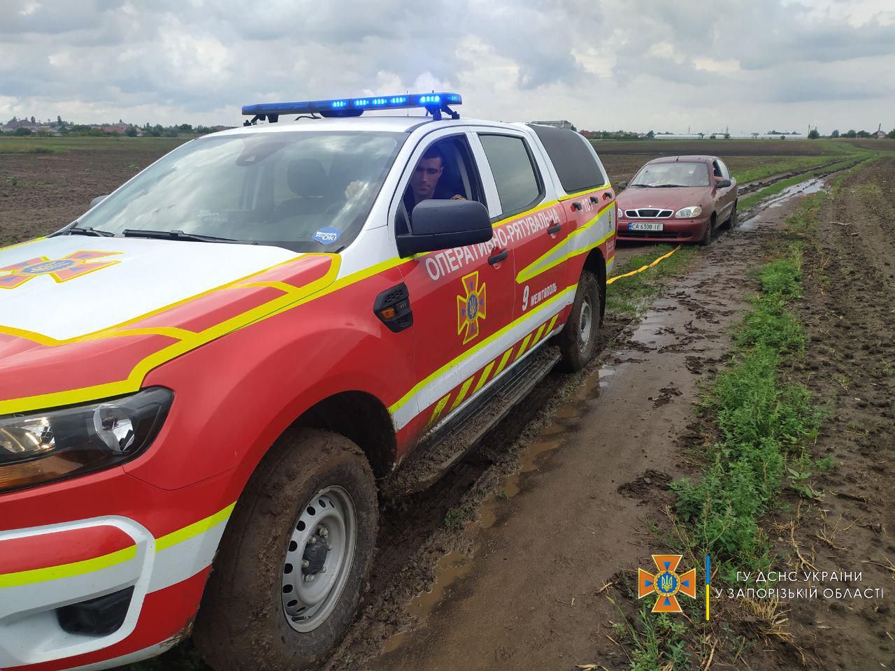 В Запорожской области в грязи застрял автомобиль: понадобилась помощь спасателей (ФОТО)
