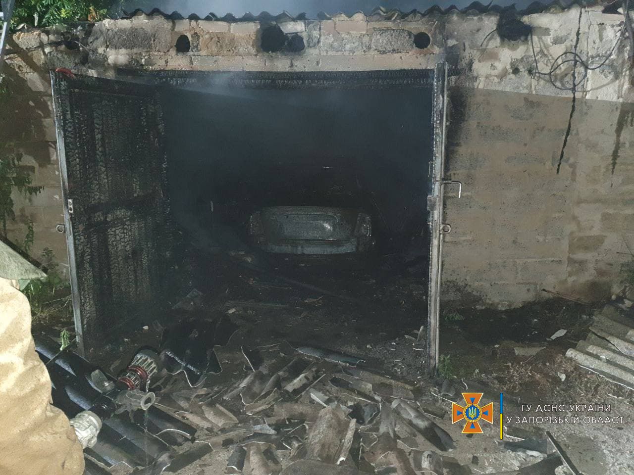 В Запорожской области сгорел гараж с авто (ФОТО)