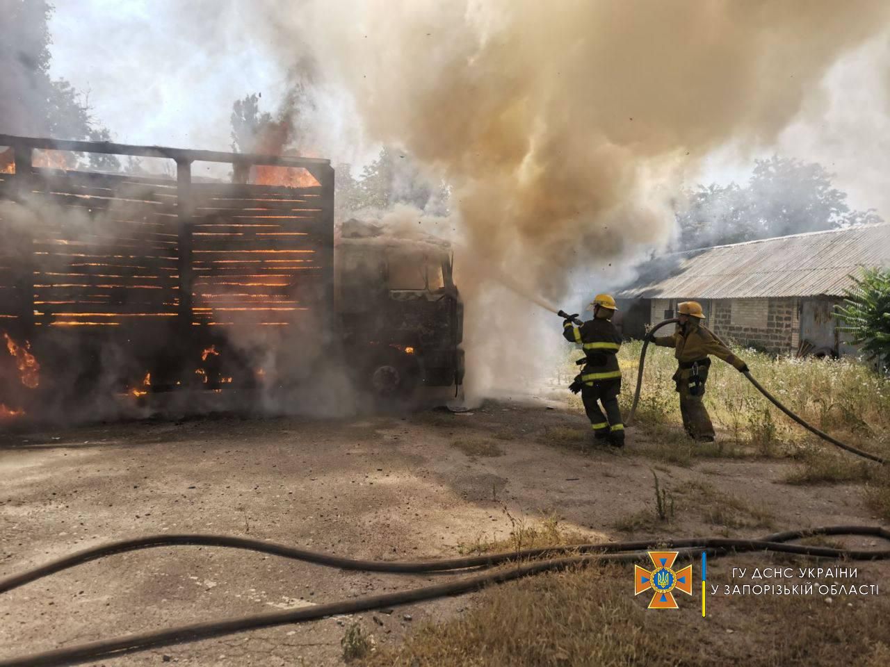 В Запорожской области 2 пожарные бригады тушили горевший грузовик (ФОТО)