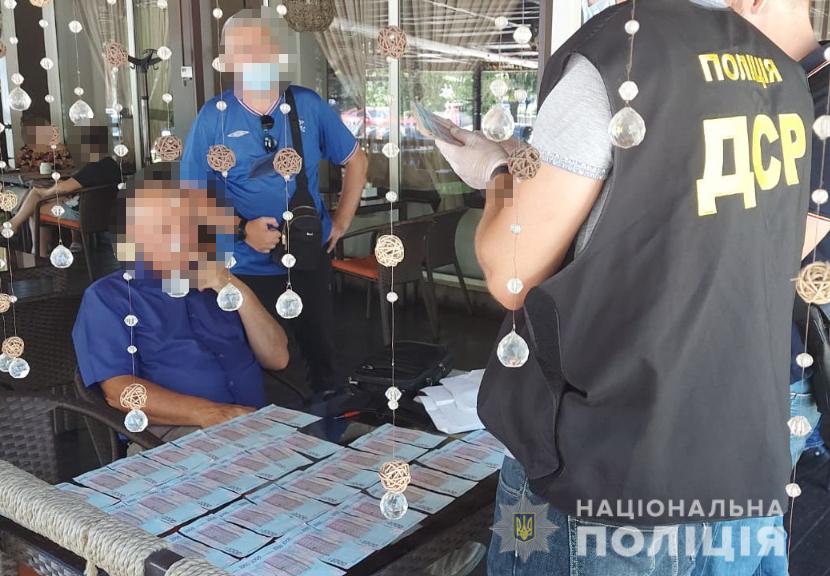 В Запорожской области полиция задержала чиновника, который требовал взятку 45 тысяч гривен за землю под АЗС (ФОТО)