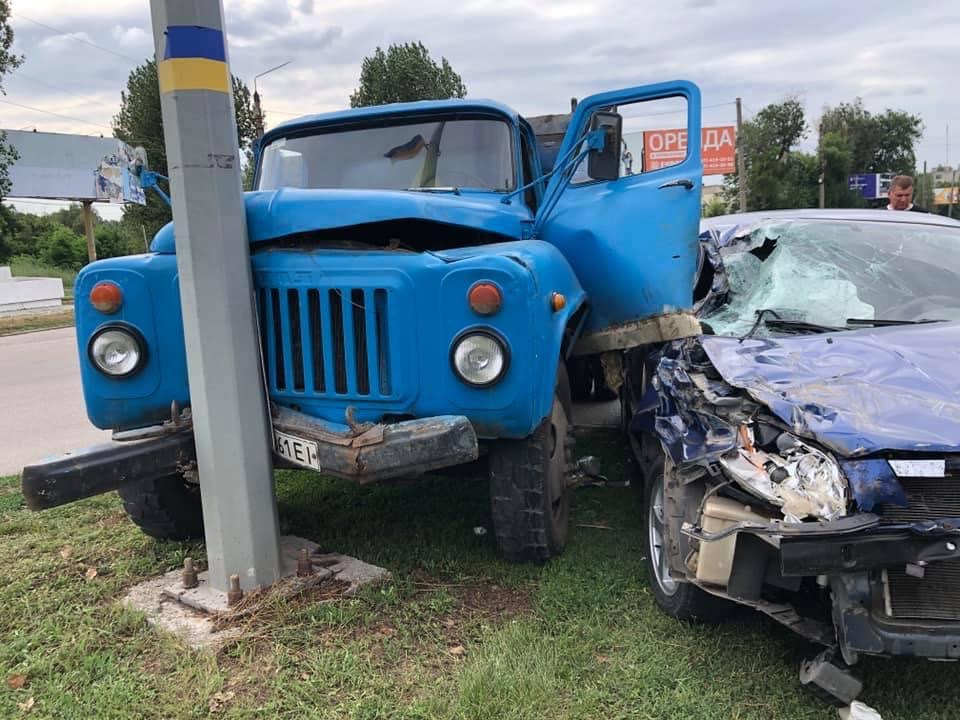 В Запорожской области грузовик после столкновения с легковушкой врезался в столб: видео момента ДТП