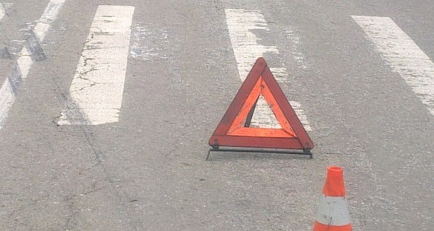 В центре Запорожья на “зебре” автомобиль сбил пешехода, идущего на “красный” (ВИДЕО)