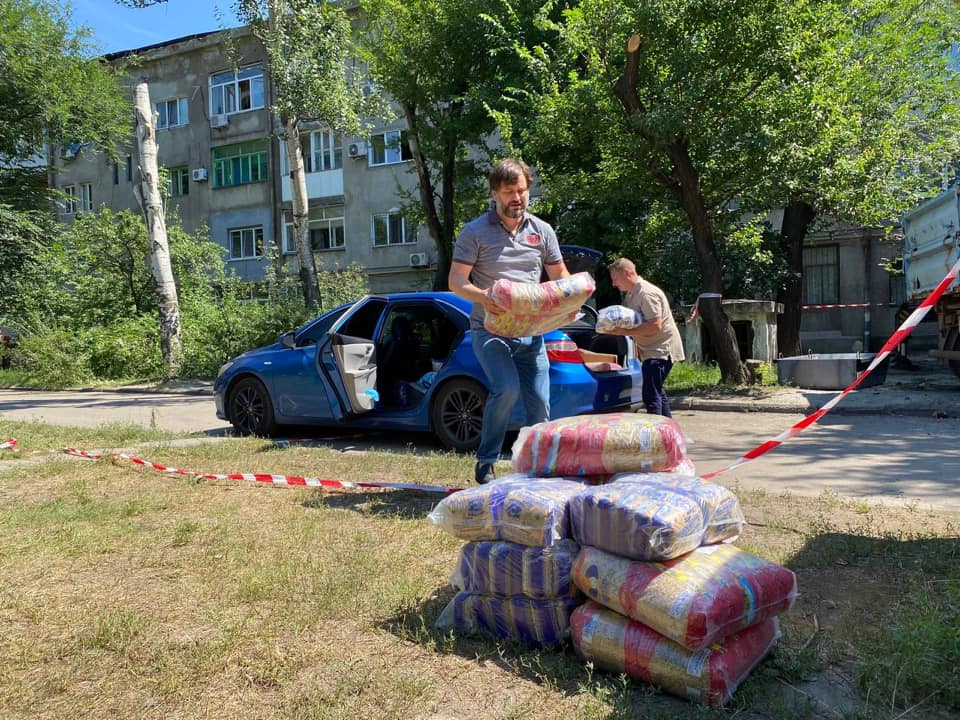 Запорожские общественники передали 350 кг продуктов семьям пострадавших в результате пожара в многоэтажном доме (ФОТО)