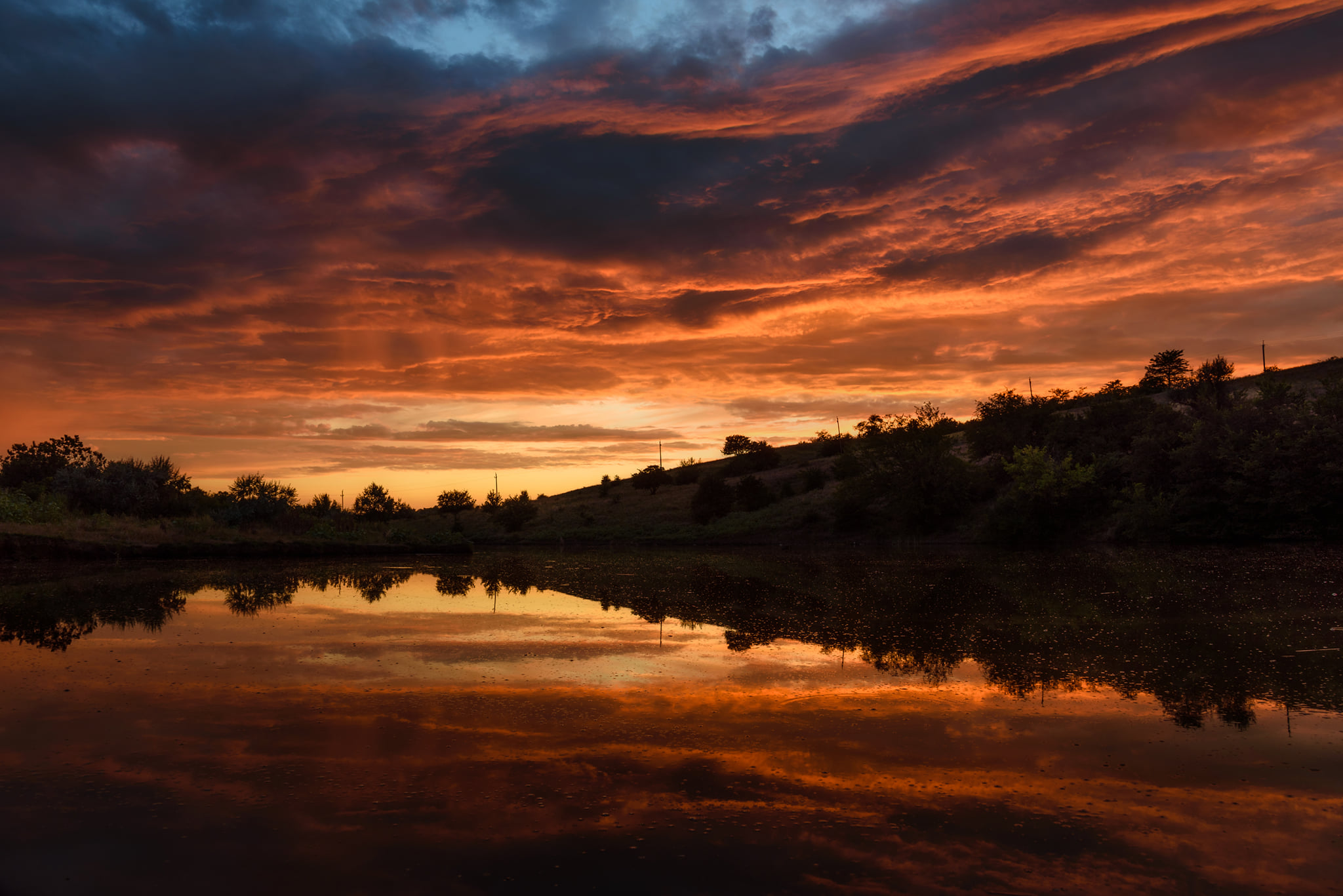 Огненный закат: запорожский фотограф запечатлел удивительные кадры захода солнца (ФОТО)