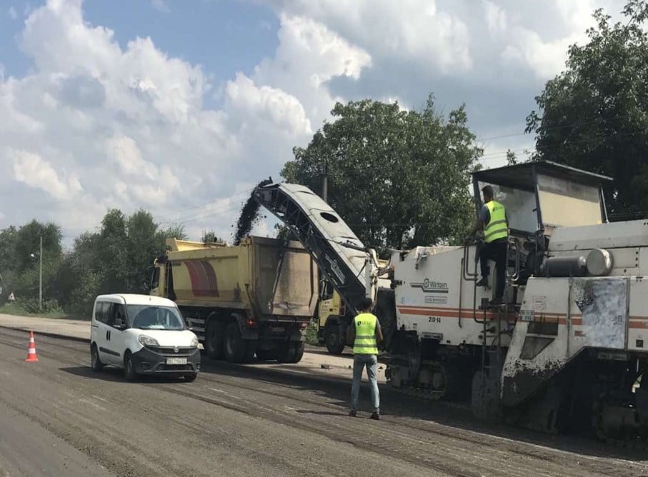 В Запорожской области ремонтируют дорогу национального значения (ФОТО)