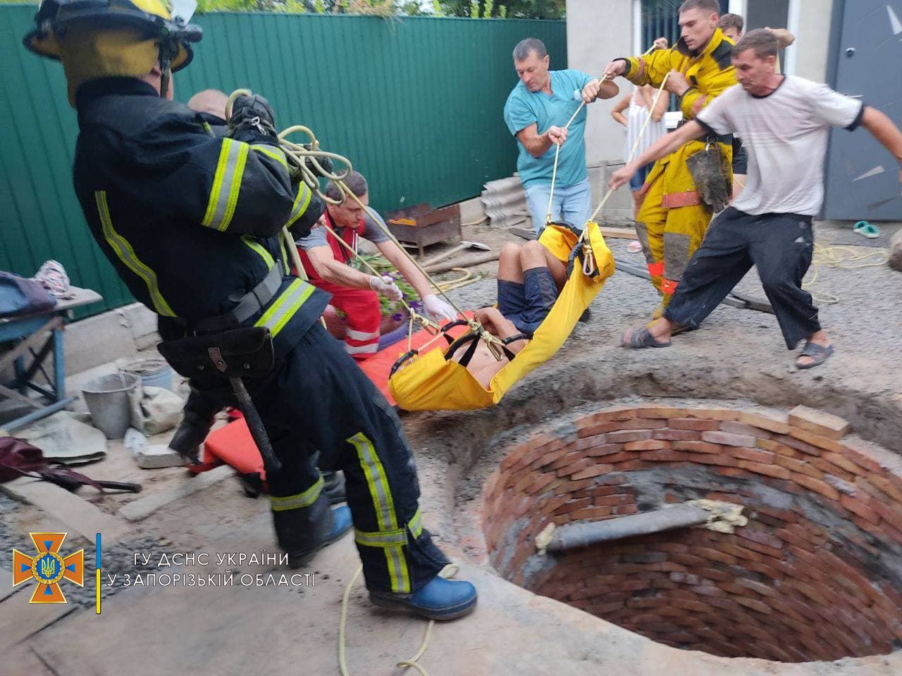 В Запорожской области спасатели достали из глубокой ямы 40-летнего мужчину (ФОТО)