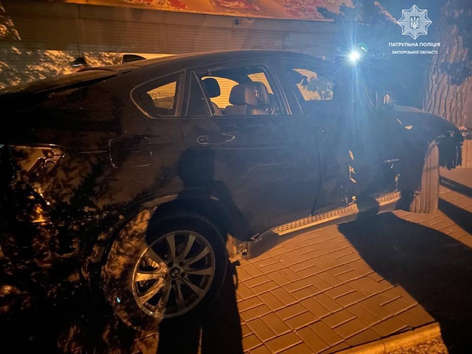 В Запорожье пьяный автомеханик угнал из СТО BMW X6 и совершил наезд на бетонное ограждение (ФОТО)